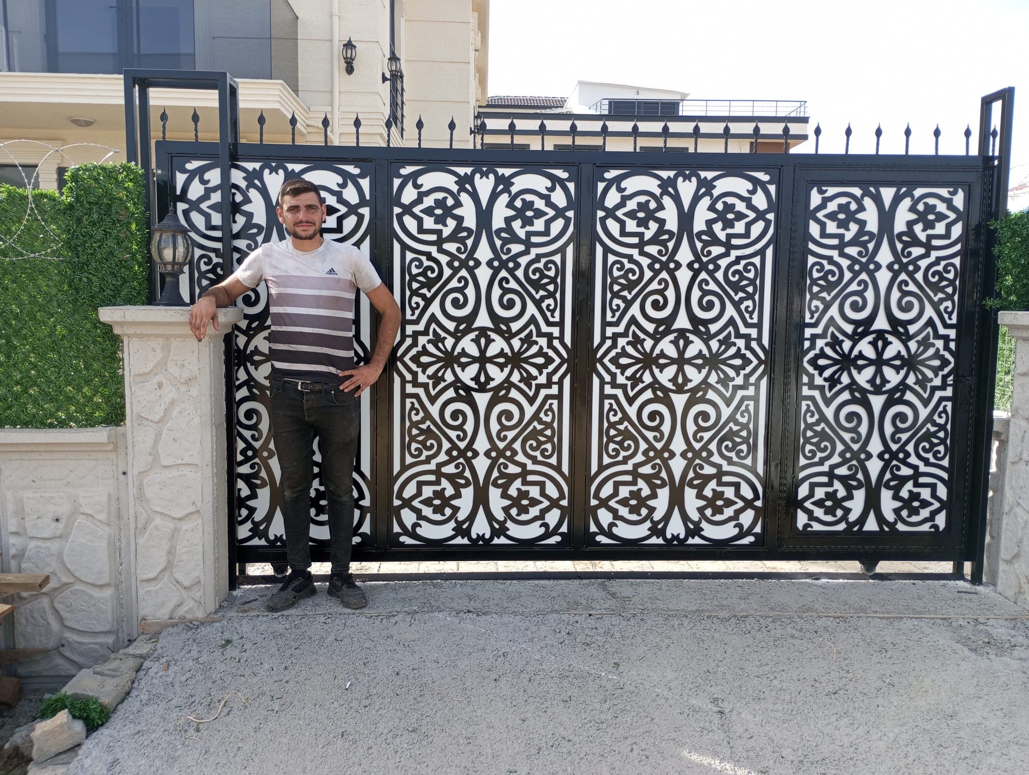 Bahçe ve ferforje kapı